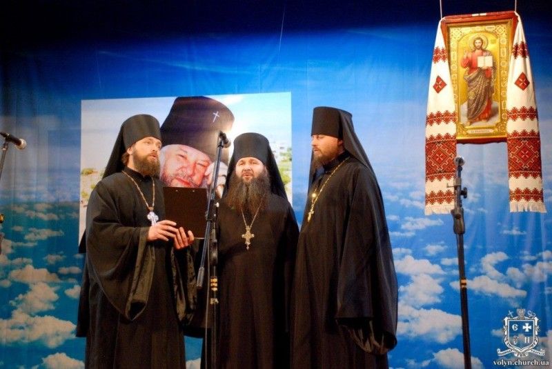 Тріо ченців: отець Аліпій (Сапіга), отець Ніфонт (Омельчук) та отець Зосима (Город) виконали пісню «Отець мій духовний».