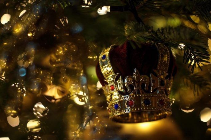 А новорічне дерево прикрашає така корона.