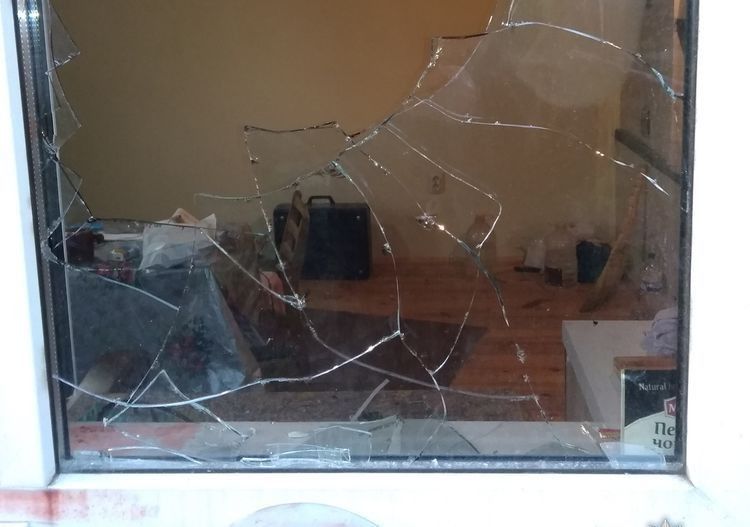 Аби влізти всередину, злодій розбив вікно.