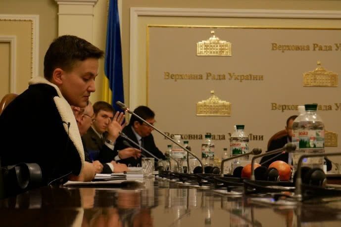 Савченко поклала перд собою два фрукти.