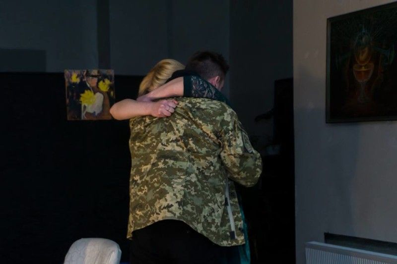 Головне – повернись із чужої ночі, із вогню, із війни. З золотого нещастя ворожих, ангінних дощів. Повернись так, щоб хтось цілував кожну зморшку твою, Повернись так, щоб хтось шепотів тобі слово “люблю”.