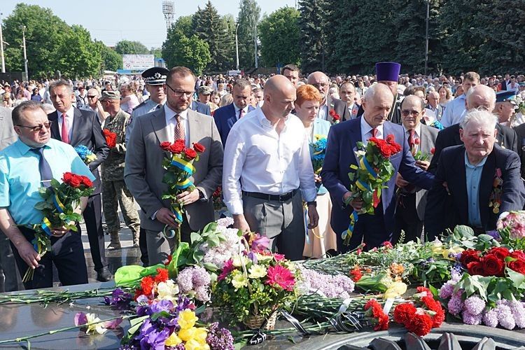 Першими покалали квіти ветерани.